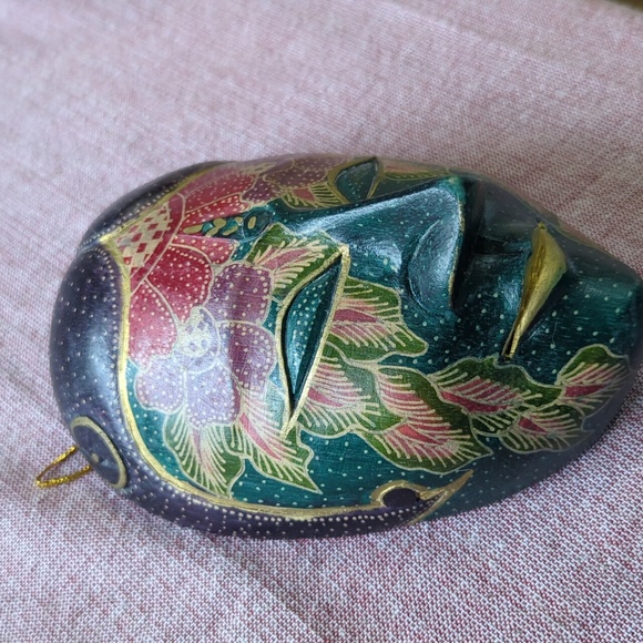 “Hand-Carved Balinese Batik Wooden Wall Mask – Indonesia – 6”” - Picture 3 of 6